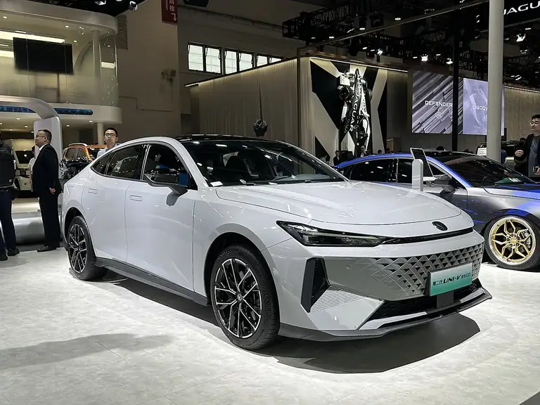 Changan UNI-V iDD — Premium hybrid sedan